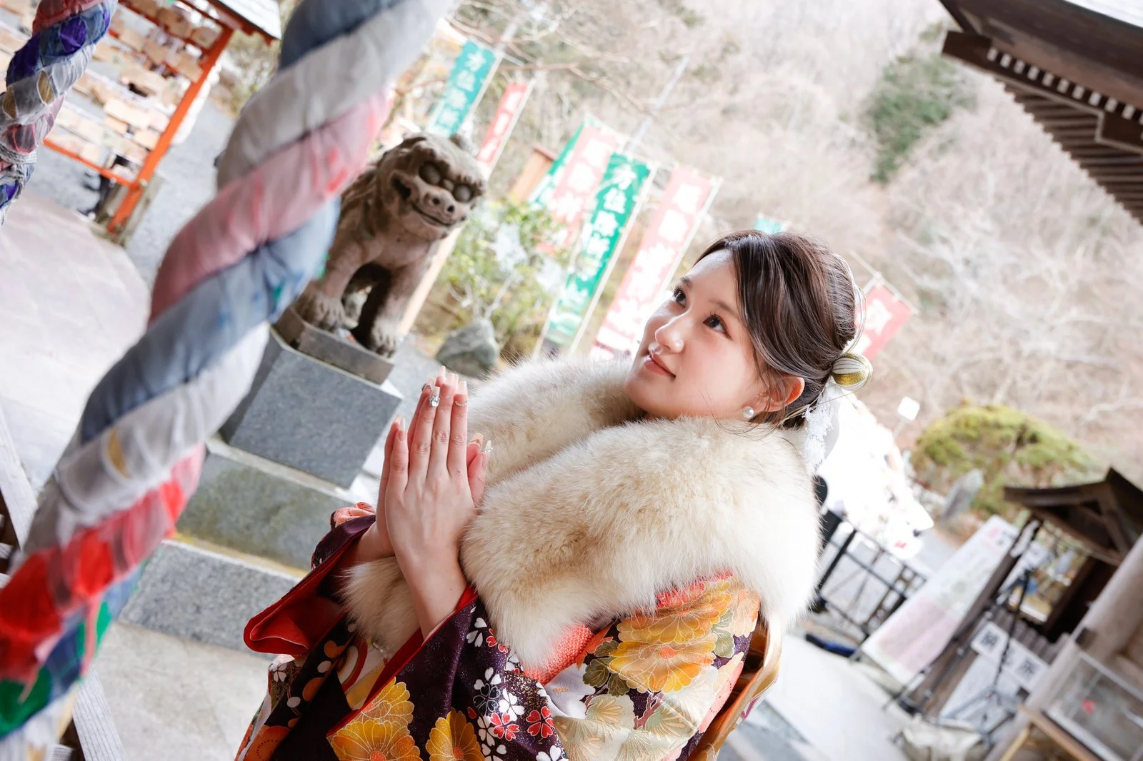 神社で手を合わせる振袖姿の撮影作品